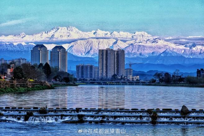 在成都遥望雪山 云影光寻