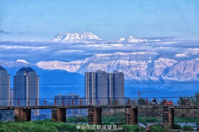 云影光寻 在成都遥望雪山
